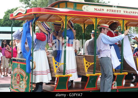 Ballerini, animatori ballare sulla strada principale mostra nel Regno Magico di Disney World della Florida, Stati Uniti d'America Foto Stock