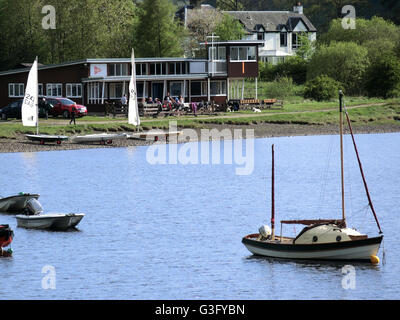 Barche ormeggiate su St Marys Loch con barca Clubhouse & Tibbie Shiels Inn, Superiore Yarrow Valley, i confini della Scozia, Regno Unito Foto Stock