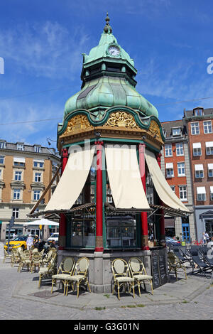 Tetto tradizionale su cafe chiosco in Kongens Nytorv a Copenhagen, Danimarca Foto Stock