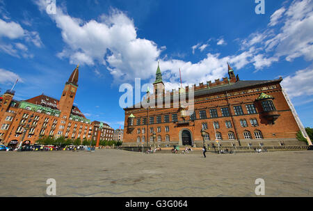 Scandic Hotel edificio e la torre dell orologio e il Radhus o Town Hall di Radhuspladsen la piazza del Municipio di Copenhagen, Danimarca Foto Stock