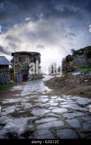 Vecchio e gli edifici abbandonati, in Agios Achilios isola, laghi Prespes, Grecia, in un giorno di pioggia Foto Stock