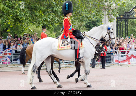 S.a.r. il principe William duca di Cambridge equitazione in piena regimental uniforme per il novantesimo compleanno della nonna Foto Stock