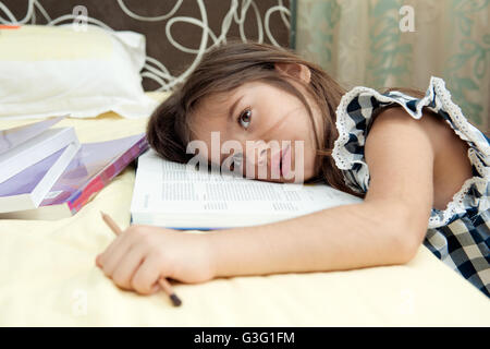 Una ragazza facendo i compiti di scuola Foto Stock