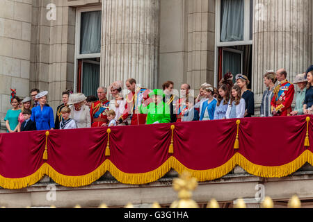 La famiglia reale celebra il compleanno delle Regine sul balcone di Buckingham Palace Londra Inghilterra Regno Unito 2016 Foto Stock