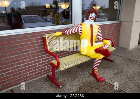 Ronald McDonald clown statua seduta su un ristorante fast-food banco del. Redwood Falls Minnesota MN USA Foto Stock