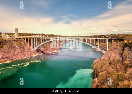 L'Arcobaleno ponte di collegamento tra il Canada e gli Stati Uniti a Niagara Falls, New York. Foto Stock