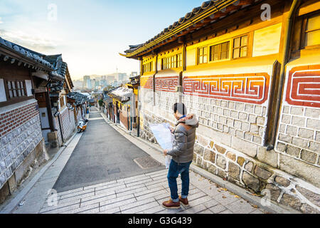 Il Traveler presso il villaggio di Bukchon Hanok a Seul, in Corea del Sud. Foto Stock