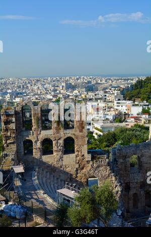Vista di Atene e il teatro di Dionysis dall' Acropoli di Atene in Grecia Foto Stock