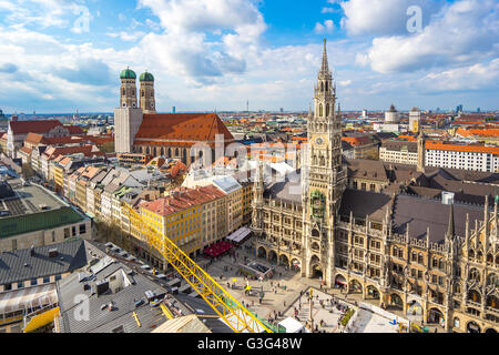 Vista aerea del Marienplatz town hall e Frauenkirche di Monaco di Baviera, Germania. Foto Stock