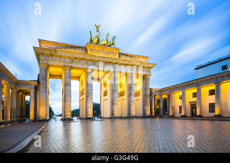 La notte presso la Porta di Brandeburgo a Berlino, Germania. Foto Stock