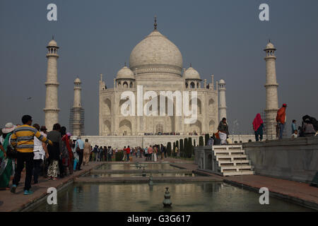 I turisti il floccaggio al Taj Mahal per vedere gli splendidi edifici Foto Stock