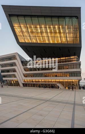 Biblioteca e centro di apprendimento dell'Università di Economia Vienna, Austria, Europa, architettura progettata dall'architetto Zaha Hadid. Foto Stock