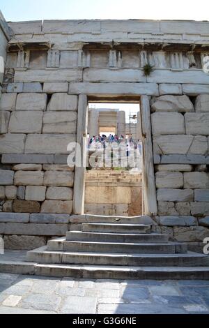 Porta rivelando i turisti sul Partenone di Atene in Grecia Foto Stock