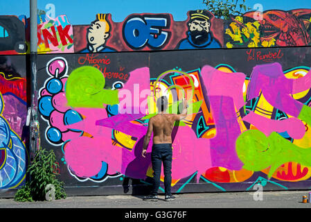 Graffiti artista che lavora sulle schede legali a New Street di Edimburgo. Foto Stock