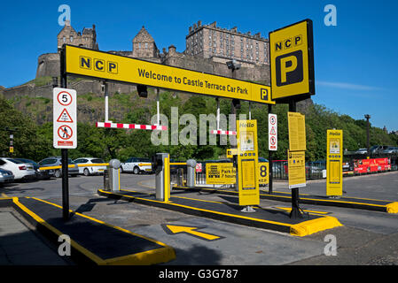 Ingresso al parcheggio pubblico NCP sulla terrazza del castello con il Castello di Edimburgo in background. Foto Stock