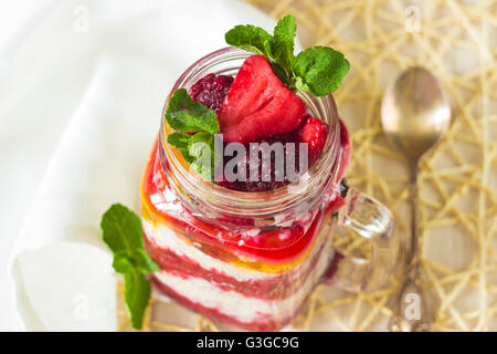 Una sana colazione Pernottamento avena con frutti di bosco in un vasetto di vetro Foto Stock