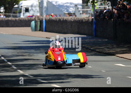 Ian Bell e il suo partner Carl campana nella loro sidecar al 2015 Tourist Trophy sull' Isola di Man, REGNO UNITO Foto Stock