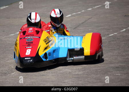 Ian Bell e il suo partner Carl campana nella loro sidecar al 2015 Tourist Trophy sull' Isola di Man, REGNO UNITO Foto Stock