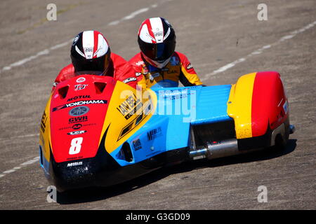 Ian Bell e il suo partner Carl campana nella loro sidecar al 2015 Tourist Trophy sull' Isola di Man, REGNO UNITO Foto Stock