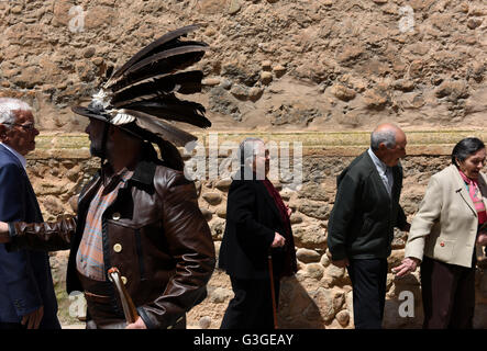 Almazán, Spagna. Il 17 maggio 2016. Un uomo nella foto indossando un cappello decorato con vulture piume e una coda di volpe, che rappresenta un'invincibile pastore che protegge le greggi di pecore da lupi, raffigurato durante la celebrazione di 'El' Zarrón in Almazán, nel nord della Spagna. © Jorge Sanz/Pacific Press/Alamy Live News Foto Stock