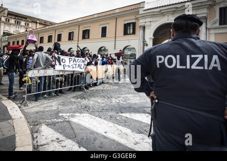 Roma 05/17/2016 Gruppo di richiedenti asilo e rifugiati C.A.R.A. Castelnuovo di Porto ha dimostrato di fronte la Prefettura per richiedere il blocco del trasferimento forzato e condizioni di vita dignitose nella foto Polizia (foto di Andrea Ronchini / Pacific Stampa) Foto Stock