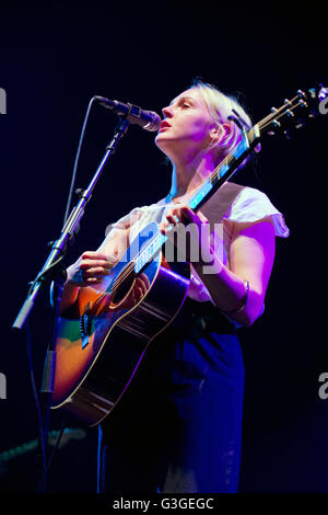 Leeds, Regno Unito. Decimo Giugno, 2016. Laura Marling in concerto a supporto di Neil Young presso la prima diretta Arena, Leeds. Foto Stock