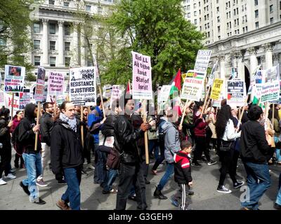 La Nakba giorno marzo per resistenza e Return-Rally e Marzo. Il rally ha cominciato a City Hall Park 17 Park Row, e fu seguita da un marzo oltre il Ponte di Brooklyn per un pomeriggio di Palestina-focalizzato e family-friendly attività a Cadman Plaza Park. (Foto di Mark Apollo / Pacific Stampa) Foto Stock