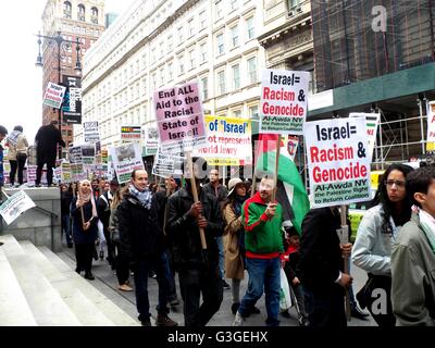 La Nakba giorno marzo per resistenza e Return-Rally e Marzo. Il rally ha cominciato a City Hall Park 17 Park Row, e fu seguita da un marzo oltre il Ponte di Brooklyn per un pomeriggio di Palestina-focalizzato e family-friendly attività a Cadman Plaza Park. (Foto di Mark Apollo / Pacific Stampa) Foto Stock