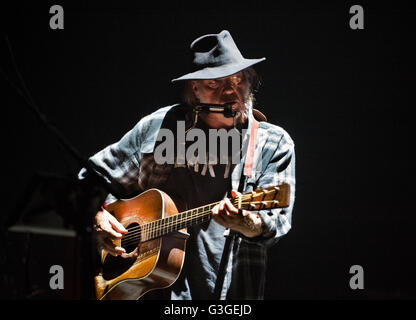 Leeds, Regno Unito. Decimo Giugno, 2016. Neil Young in concerto presso la prima diretta Arena, Leeds. Foto Stock