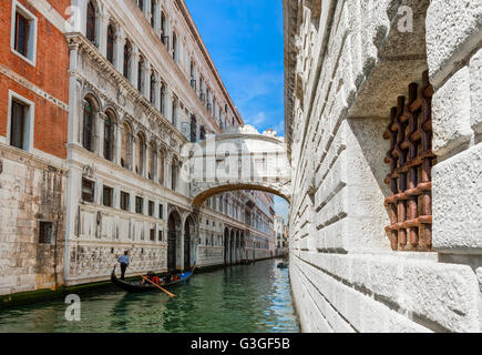 Gondola passando su stretto canale sotto il famoso Ponte dei Sospiri a Venezia, Italia. Foto Stock