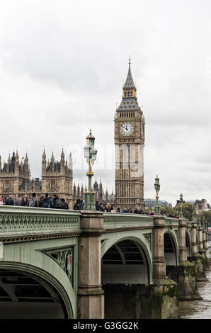 HDR immagine filtrata di una vista sul Big Ben e Westminster Bridge di Londra Foto Stock