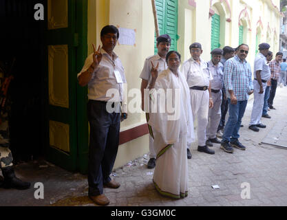 Kolkata, India. 30 apr, 2016. Il Bengala Occidentale CM Mamata Banerjee getta la sua votazione in Mitta Istituzione, Bhabanipur per la quinta fase del Bengala Occidentale assemblea legislativa elezioni. © Saikat Paolo/Pacific Press/Alamy Live News Foto Stock