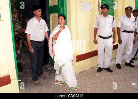 Kolkata, India. 30 apr, 2016. Il Bengala Occidentale CM Mamata Banerjee getta la sua votazione in Mitta Istituzione, Bhabanipur per la quinta fase del Bengala Occidentale assemblea legislativa elezioni. © Saikat Paolo/Pacific Press/Alamy Live News Foto Stock