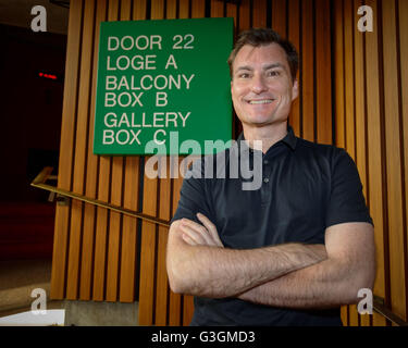 Sydney, Australia. Xxv Aprile, 2016. Australian Ballet Direttore Artistico, David McAllister nella foto al di fuori del Joan Sutherland teatro? Durante le prove per la Vitesse. Viresse svolge dal 26 aprile al 16 maggio a Sydney Opera House. © Hugh Peterswald/Pacific Press/Alamy Live News Foto Stock