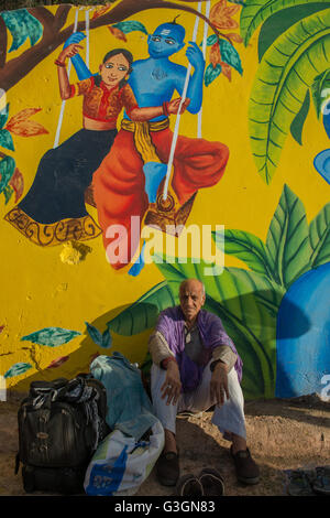 Ujjain, India. 22 apr, 2016. Pellegrini partecipare nel mese-lungo grande festival di balneazione o Simhastha Mela [Kumbh Mela] in Ujjain. Migliaia di pellegrini riuniti in questa città santa per il rituale tuffo nel fiume Kshipra che avviene una sola volta in 12 anni. © Debajyoti Das/ Pacifico premere/Alamy Live News Foto Stock