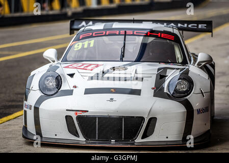 Sydney, Australia. 29 apr, 2016. Esperto di auto sportive ace John Martin ha aiutato Walkinshaw debutto il nuovo 2016 modello di Porsche 911 GT3-R durante la pratica del Giorno 1 della Porsche Rennsport Australia Motor Racing Festival 2016 a Sydney Motorsport Park. © Hugh Peterswald/Pacific Press/Alamy Live News Foto Stock