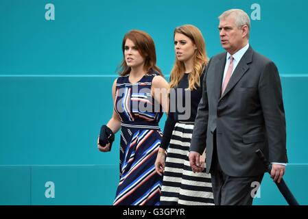 Il Duca di York con le sue figlie, Principessa Eugenie (sinistra) e la principessa Beatrice, lasciare Buckingham Palace per parlare di festaioli sul Mall, Londra, frequentando il patrono di pranzo in onore della regina il novantesimo compleanno. Foto Stock