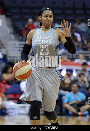 Washington, DC, Stati Uniti d'America. 11 Giugno, 2016. 20160611 - Minnesota Lynx avanti MAYA MOORE (23) segnali ai suoi compagni di squadra durante la seconda metà contro il Washington Mystics al Verizon Center di Washington. © Chuck Myers/ZUMA filo/Alamy Live News Foto Stock