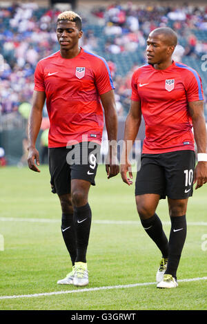 Philadelphia, Pennsylvania, USA. 11 Giugno, 2016. GYASI ZARDES e DARLINGTON NAGBE a piedi fuori del passo dopo il riscaldamento degli Stati Uniti durante la Copa America match giocato al Lincoln Financial Field di Philadelphia PA © Ricky Fitchett/ZUMA filo/Alamy Live News Foto Stock