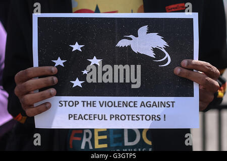 Kuala Lumpur, Malesia. Decimo Giugno, 2016. Un protestor detiene un cartello scritto 'Stop la violenza contro manifestanti pacifici". © Ady Abd Ropha/Pacific Press/Alamy Live News Foto Stock
