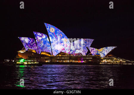 Sydney, Australia. 27 Maggio, 2016. Il simbolo iconico di vivide le vele della Sydney Opera House illuminato. Sydney è stata illuminata in uno spettacolare show di luci per il 2016 Vivid festival. Il vivace festival si svolge dal 27 maggio al 18 giugno in numerosi quartieri intorno alla città. Nonostante la pioggia il festival attirano milioni di visitatori alla luce, musica e idee forum. © Richard Ashen/Pacific Press/Alamy Live News Foto Stock