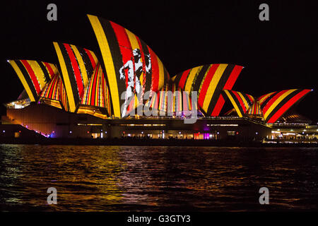 Sydney, Australia. 27 Maggio, 2016. Il simbolo iconico di vivide le vele della Sydney Opera House illuminato. Sydney è stata illuminata in uno spettacolare show di luci per il 2016 Vivid festival. Il vivace festival si svolge dal 27 maggio al 18 giugno in numerosi quartieri intorno alla città. Nonostante la pioggia il festival attirano milioni di visitatori alla luce, musica e idee forum. © Richard Ashen/Pacific Press/Alamy Live News Foto Stock