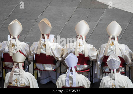 Città del Vaticano il Vaticano. 05 Giugno, 2016. Cardinali assistere ad una Santa Messa per la canonizzazione della Beata Maria Elisabeth Hesselblad e Stanislao di Gesù e di Maria in Piazza San Pietro. Papa Francesco ha canonizzato Elisabetta Hesselblad, un Luterano convertire che nascondeva gli ebrei durante la Seconda Guerra Mondiale e Stanislao di Gesù Maria Papczynski, il fondatore del primo uomo ordine religioso dedicata all Immacolata Concezione. © Giuseppe Ciccia/Pacific Press/Alamy Live News Foto Stock