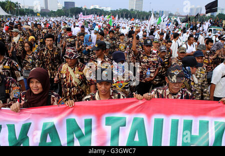 Jakarta, Indonesia. 03 Giugno, 2016. Una delle organizzazioni comunitarie uniti nel contrastare il comunismo di fronte al palazzo indipendenza e ha esortato il governo a contrastare il ritorno dell'infrastruttura a chiave pubblica (PKI) in terra Indonesia. © Natanael Pohan/Pacific Press/Alamy Live News Foto Stock