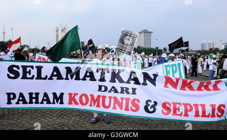 Jakarta, Indonesia. 03 Giugno, 2016. Una delle organizzazioni comunitarie uniti nel contrastare il comunismo di fronte al palazzo indipendenza e ha esortato il governo a contrastare il ritorno dell'infrastruttura a chiave pubblica (PKI) in terra Indonesia. © Natanael Pohan/Pacific Press/Alamy Live News Foto Stock