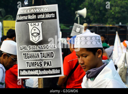 Jakarta, Indonesia. 03 Giugno, 2016. Una delle organizzazioni comunitarie uniti nel contrastare il comunismo di fronte al palazzo indipendenza e ha esortato il governo a contrastare il ritorno dell'infrastruttura a chiave pubblica (PKI) in terra Indonesia. © Natanael Pohan/Pacific Press/Alamy Live News Foto Stock