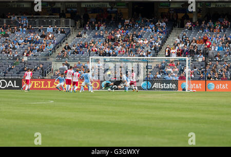 New York, Stati Uniti. 21 Maggio, 2016. Gedeone Baah (3) punteggi settimo obiettivo in MLS gioco NYC FC contro Red Bulls allo Yankee Stadium. Red Bulls ha vinto 7-0. © Lev Radin/Pacific Press/Alamy Live News Foto Stock