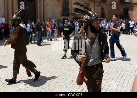 Almazán, Spagna. Il 17 maggio 2016. Gli uomini nella foto indossando un cappello decorato con vulture piume e una coda di volpe, che rappresenta un'invincibile pastore che protegge le greggi di pecore da lupi, raffigurato durante la celebrazione di 'El' Zarrón in Almazán, nel nord della Spagna. © Jorge Sanz/Pacific Press/Alamy Live News Foto Stock