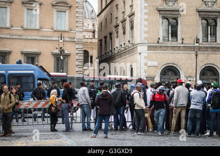 Roma, Italia. Il 17 maggio 2016. Roma 05/17/2016 Gruppo di richiedenti asilo e rifugiati C.A.R.A. Castelnuovo di Porto ha dimostrato di fronte la Prefettura per richiedere il blocco del trasferimento forzato e condizioni di vita dignitose le foto di momento di protes © Andrea Ronchini/Pacific Press/Alamy Live News Foto Stock