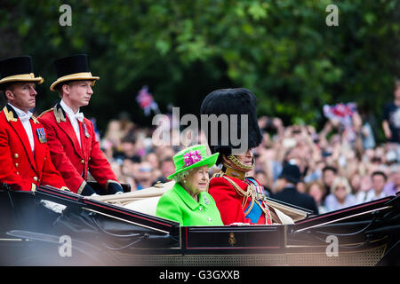 Londra, Regno Unito. 11 giugno 2016. La Gran Bretagna è la Regina Elisabetta II e del Principe Filippo , Duca di Edimburgo viaggiare in un carro trainato da cavalli Trooping durante la parata di colori. Wiktor Szymanowicz/Alamy Live News Foto Stock